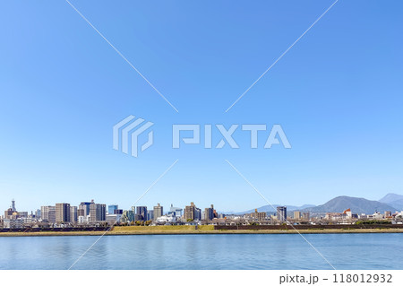 大分川と大分市街地と高崎山山並み 118012932