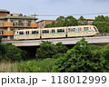 緑の中を走るユーカリが丘線 118012999