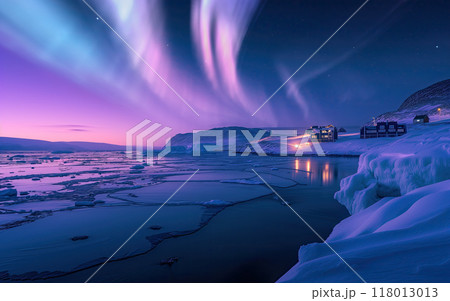 グリーンランドのオーロラ　海岸線と建築物 118013013