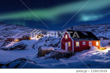 グリーンランド　ヌークの漁村上空のオーロラ 118013016