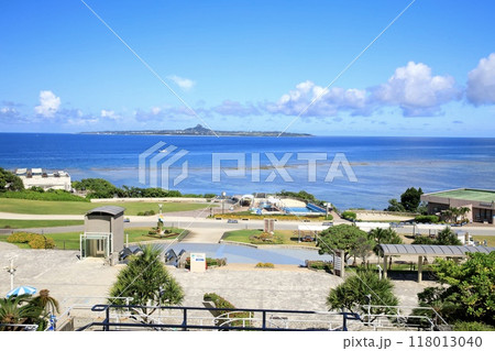 沖縄県、美ら海水族館から望む伊江島 118013040