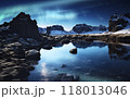 アイスランドのオーロラと火山岩　氷河と水面に反射する星空 118013046