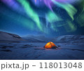 アイスランドのオーロラ　氷河とテント上空の星空 118013048