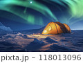 北極のオーロラ　雪原のテント上空に広がる星空 118013096