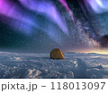 北極のオーロラ探検テント上空に広がる天の川銀河の星空 118013097