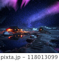 北極のオーロラと釣り小屋　氷河の水面に反射する星空 118013099
