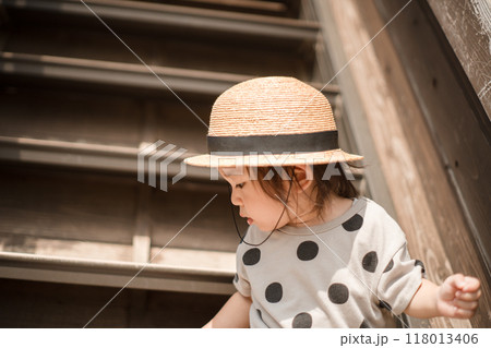 ひまわり畑と子供の様子 ひまわり畑と子供の様子 118013406