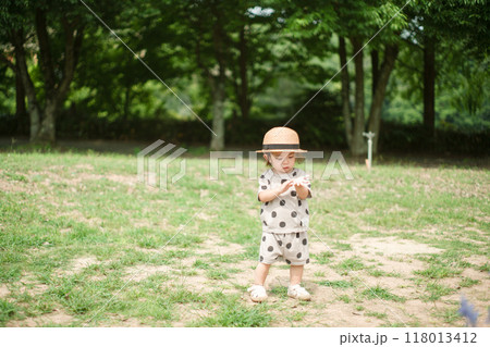 ひまわり畑と子供の様子 ひまわり畑と子供の様子 118013412