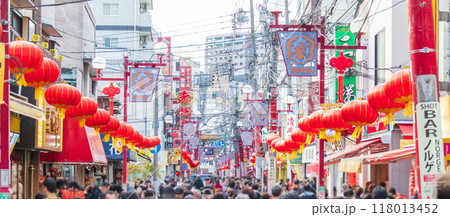 「神奈川県」横浜　中華街のカラフルな街並み 118013452