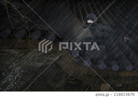 雷雨の中、歴史のある建造物の屋根に忍ぶ女忍者 118013670