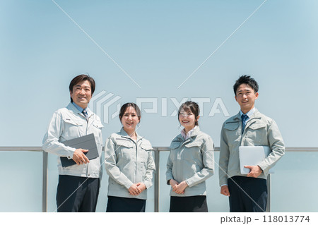 作業着・作業衣服を着た製造業・建築業・運送業・建設業の男女スタッフ 118013774