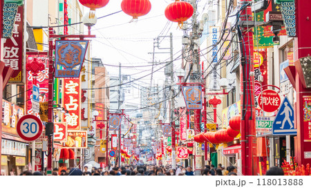 「神奈川県」横浜　中華街のカラフルな街並み 118013888