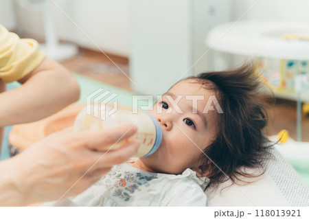 笑顔の女の子 かわいい子供のイメージ 118013921