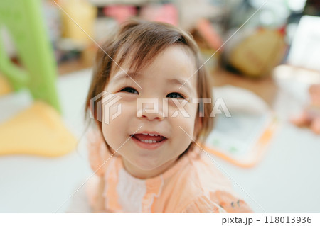 笑顔の女の子 かわいい子供のイメージ 118013936