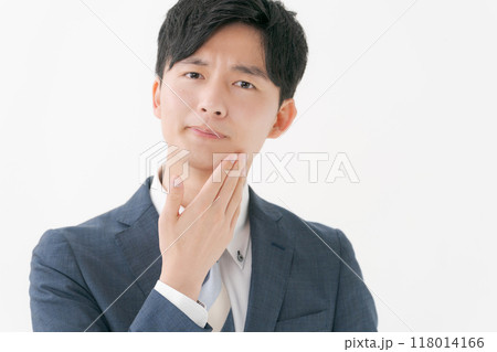顔に手をあてる若い男性 顔に手をあてる若い男性 118014166