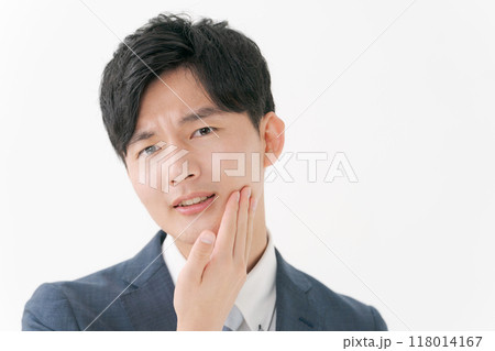 顔に手をあてる若い男性 118014167
