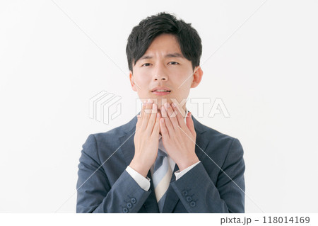 顔に手をあてる若い男性 118014169