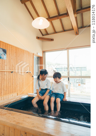 足湯に浸かるきょうだい 温泉イメージ 足湯に浸かるきょうだい 温泉イメージ 118014176