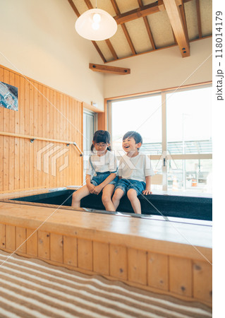 足湯に浸かるきょうだい 温泉イメージ 118014179