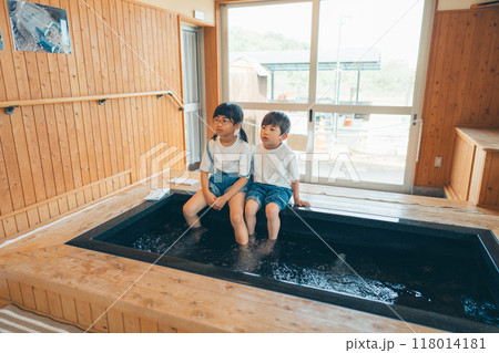 足湯に浸かるきょうだい 温泉イメージ 118014181
