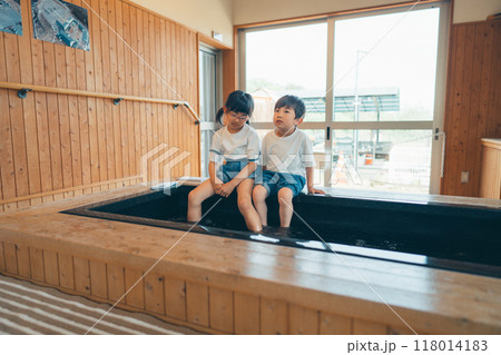 足湯に浸かるきょうだい 温泉イメージ 118014183