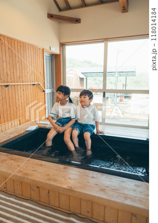 足湯に浸かるきょうだい 温泉イメージ 118014184