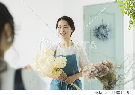 お花屋さんのスタッフ 118014190