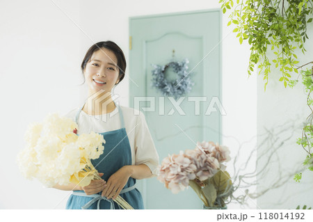 お花屋さんのスタッフ お花屋さんのスタッフ 118014192