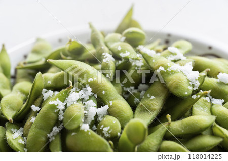 茹でた枝豆に塩をまぶす 茹でた枝豆に塩をまぶす 118014225