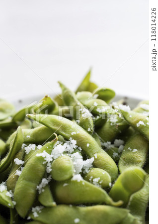 茹でた枝豆に塩をまぶす 118014226
