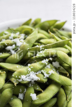 茹でた枝豆に塩をまぶす 118014228