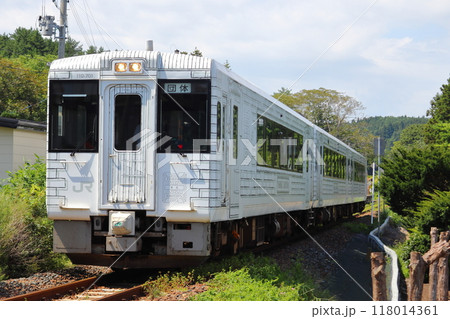 団体扱いの観光列車 TOHOKU EMOTION(陸奥白浜駅付近 団体扱いの観光列車 TOHOKU EMOTION(陸奥白浜駅付近 118014361