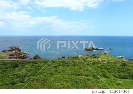 海沿いを走るJR八戸線の線路（青森県八戸市） 118014363