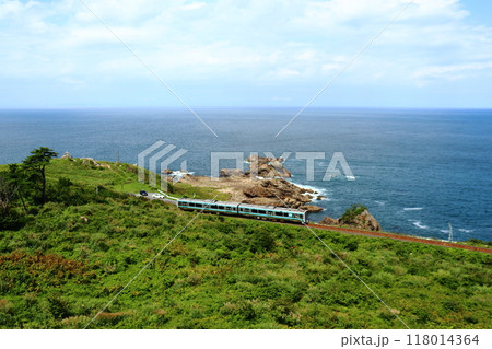 海沿いを走るキハE130系普通列車(JR八戸線) 海沿いを走るキハE130系普通列車(JR八戸線) 118014364