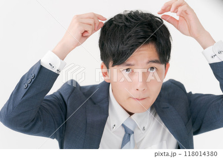 髪の毛を気にする若い男性 髪の毛を気にする若い男性 118014380