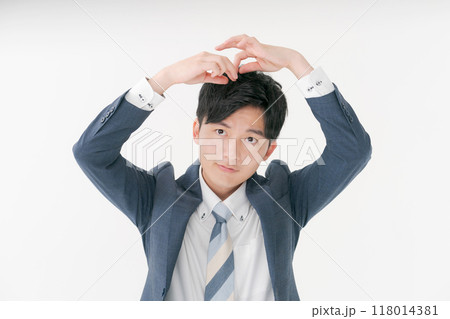 髪の毛を気にする若い男性 髪の毛を気にする若い男性 118014381