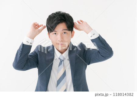 髪の毛を気にする若い男性 118014382
