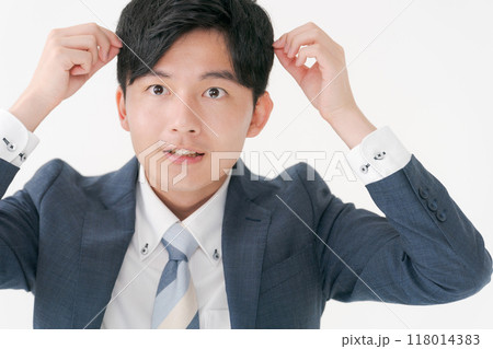 髪の毛を気にする若い男性 髪の毛を気にする若い男性 118014383