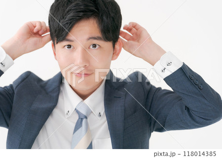 髪の毛を気にする若い男性 118014385