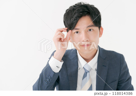 髪の毛を気にする若い男性 118014386
