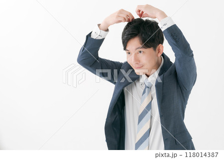 髪の毛を気にする若い男性 118014387