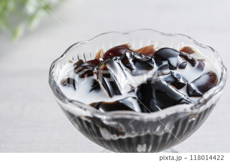 生クリームを添えたコーヒーゼリー 118014422