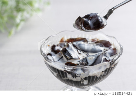生クリームを添えたコーヒーゼリー 生クリームを添えたコーヒーゼリー 118014425