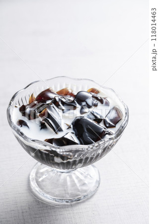 コーヒーゼリーに生クリームをかける 118014463