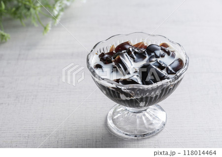 コーヒーゼリーに生クリームをかける 118014464
