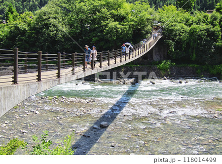 岐阜県 白川郷合掌造り集落 庄川に架かる、であい橋 世界遺産 岐阜県 白川郷合掌造り集落 庄川に架かる、であい橋 世界遺産 118014499