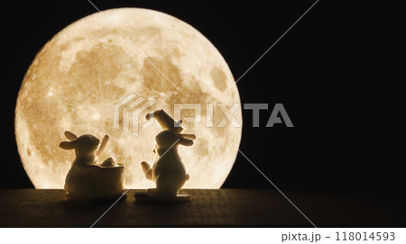 月とウサギ お月見 十五夜 中秋の名月の写真素材 [118014593