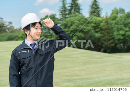 公園管理をする作業服姿の若いアジア人男性作業員(造園業・庭師・園芸・公務員) 公園管理をする作業服姿の若いアジア人男性作業員(造園業・庭師・園芸・公務員) 118014796