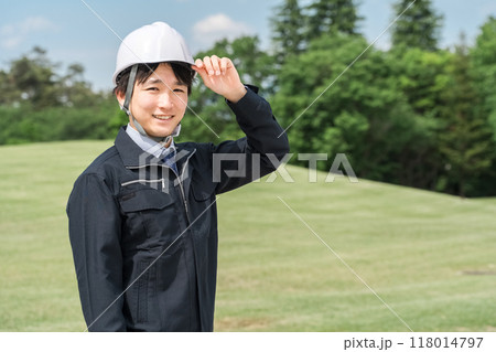 公園管理をする作業服姿の若いアジア人男性作業員（造園業・庭師・園芸・公務員） 118014797