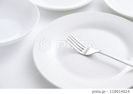 シンプルな白い皿とフォーク シンプルな白い皿とフォーク 118014824